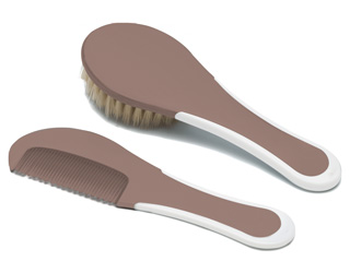 Hřeben a kartáč s přírodním vlasem Bébé-Jou Mocha Mousse na malou podložku Bébé-Jou Dear Goose,72x44cm